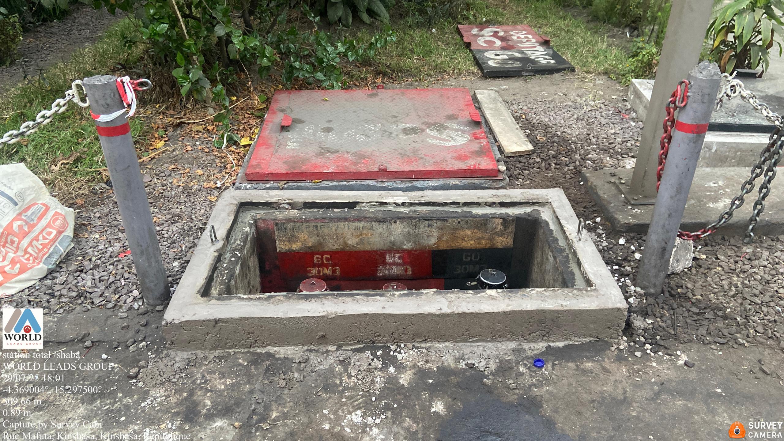 Avant les travaux - Station-service Shaba: Fixation des couvercles de la zone de jaugeage
